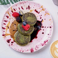 Сырники из тофу с матча и кокосовой сгущенкой