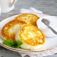 Сырники со сметанным кремом и апельсиновой цедрой