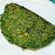 Сырный омлет со шпинатом и соусом песто