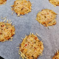 Сырные чипсы с хреном