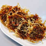 Сырные чипсы с соусом песто