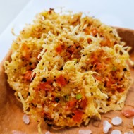 Сырные чипсы с томатом и чесноком