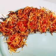 Сырные кето-чипсы с томатом и луком