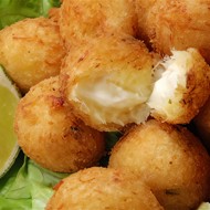 Сырные крокеты со сметаной