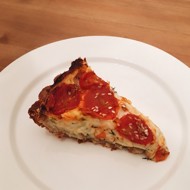 Сырный киш с помидорами