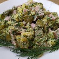 Сытный картофельный салат с грудинкой