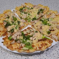 Сытный завтрак из лаваша с сыром, куриным мясом и зеленью