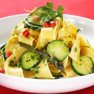 Тальятелле со спаржей, цукини, зеленым луком и цедрой лимона