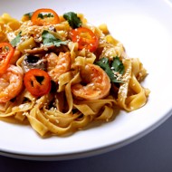 Тальятелле с креветками и соусом том-ям