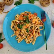 Тальятелле в томатном соусе с креветками