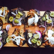 Тапас из баклажанов с лисичками и тапенадом