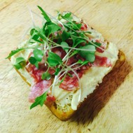 Тапас с хумусом и салями