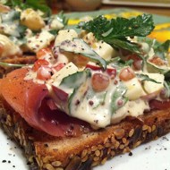 Тапас с семгой, яблоком и красной икрой