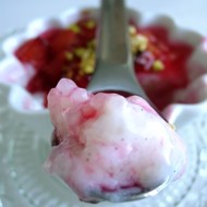 Тапиока со сливовым соусом и фисташками