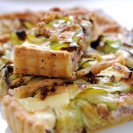 Тарт из цукини, прошутто и сыра «Таледжио» с тестом из поленты