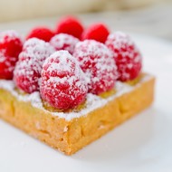 Тарталетка с малиной и фисташковым фланом