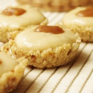 Тарталетки из кешью, банана и фиников