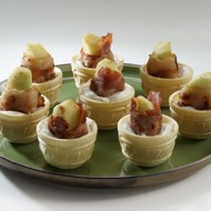 Тарталетки с копченым беконом и зеленым яблоком
