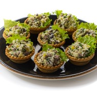 Тарталетки с мясом и солеными грибами
