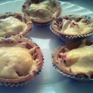 Тарталетки с помидорами и сыром