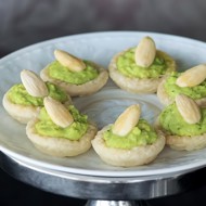 Тарталетки с салатом из цесарки и карри