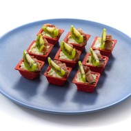 Тарталетки с селедкой и киви