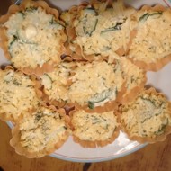 Тарталетки с сыром и чесноком