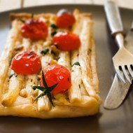 Тарталетки со спаржей, моцареллой и пармезаном