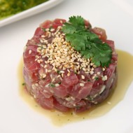 Тартар из дикого тунца с имбирно-медовым соусом и семенами кунжута