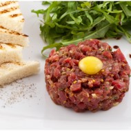Тартар из говядины с каперсами, грибами и красным луком