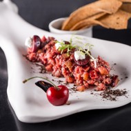 Тартар из говядины с черешней