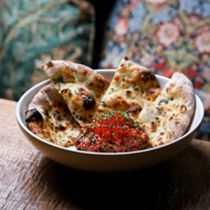 Тартар из говядины с красной икрой и лепешкой