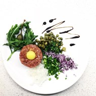 Тартар из говядины с перепелиными яйцами