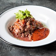 Тартар из говядины с соусом «Кровавая Мэри»