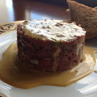 Тартар из говядины с заправкой винегрет из желтков