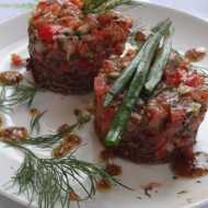 Тартар из лосося с бородинским хлебом