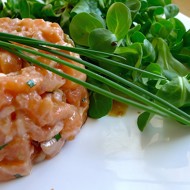 Тартар из лосося с каперсами