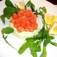 Тартар из лосося со сливочным кремом и авокадо