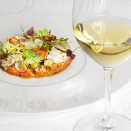 Тартар из лосося в пряном соусе с авокадо и кинзой