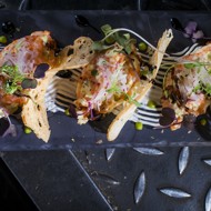 Тартар из лосося с авокадо и спайси соусом