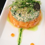 Тартар из лосося с кремом из козьего сыра и соусом из масла и пряных трав