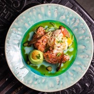 Тартар из лосося с панна-коттой из кефира и укропа, салатом из фенхеля и апельсином