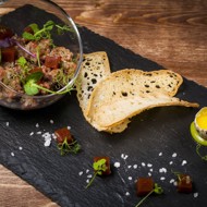 Тартар из мраморной говядины с соусом Васаби