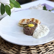 Тартар из оленя с теплым муссом из пармезана и хрустящими гренками