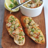 Тартар из скумбрии с жареным багетом