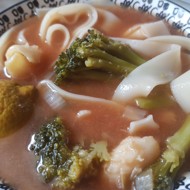 Тайский суп с кальмарами и рисовой лапшой