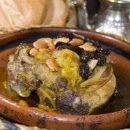 Тажин из ягненка с черносливом, корицей, миндалем и кунжутом