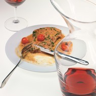 Телячьи отбивные с горчичным соусом и помидорами