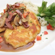 Телятина, тушеная с грибами и ветчиной