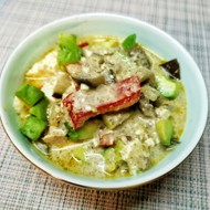 Телячья печень со сметаной и овощами